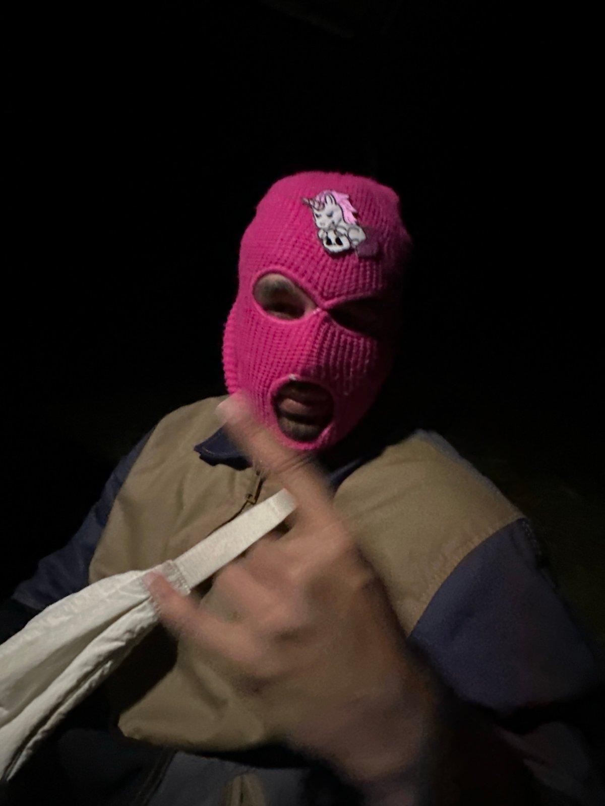 Masked individual with white bag spotted in Étréchy, France