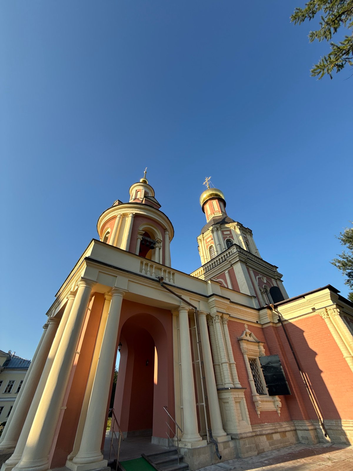 Afternoon at Kolomenskoye: Orthodox architecture, park paths, roses