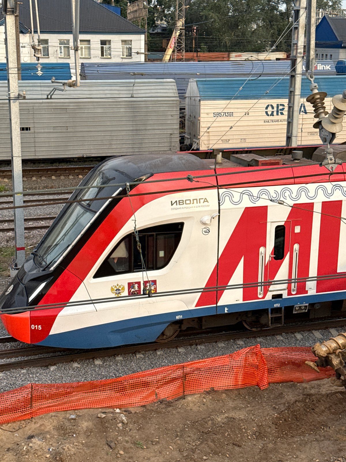 Moscow commuter train and construction site documented by witness