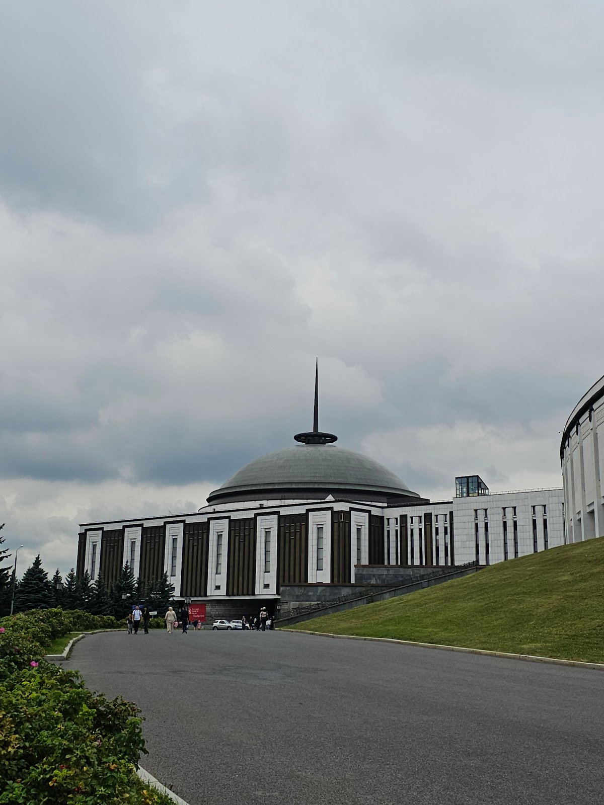 Morning visit to Moscow's Victory Park and WWII memorial complex
