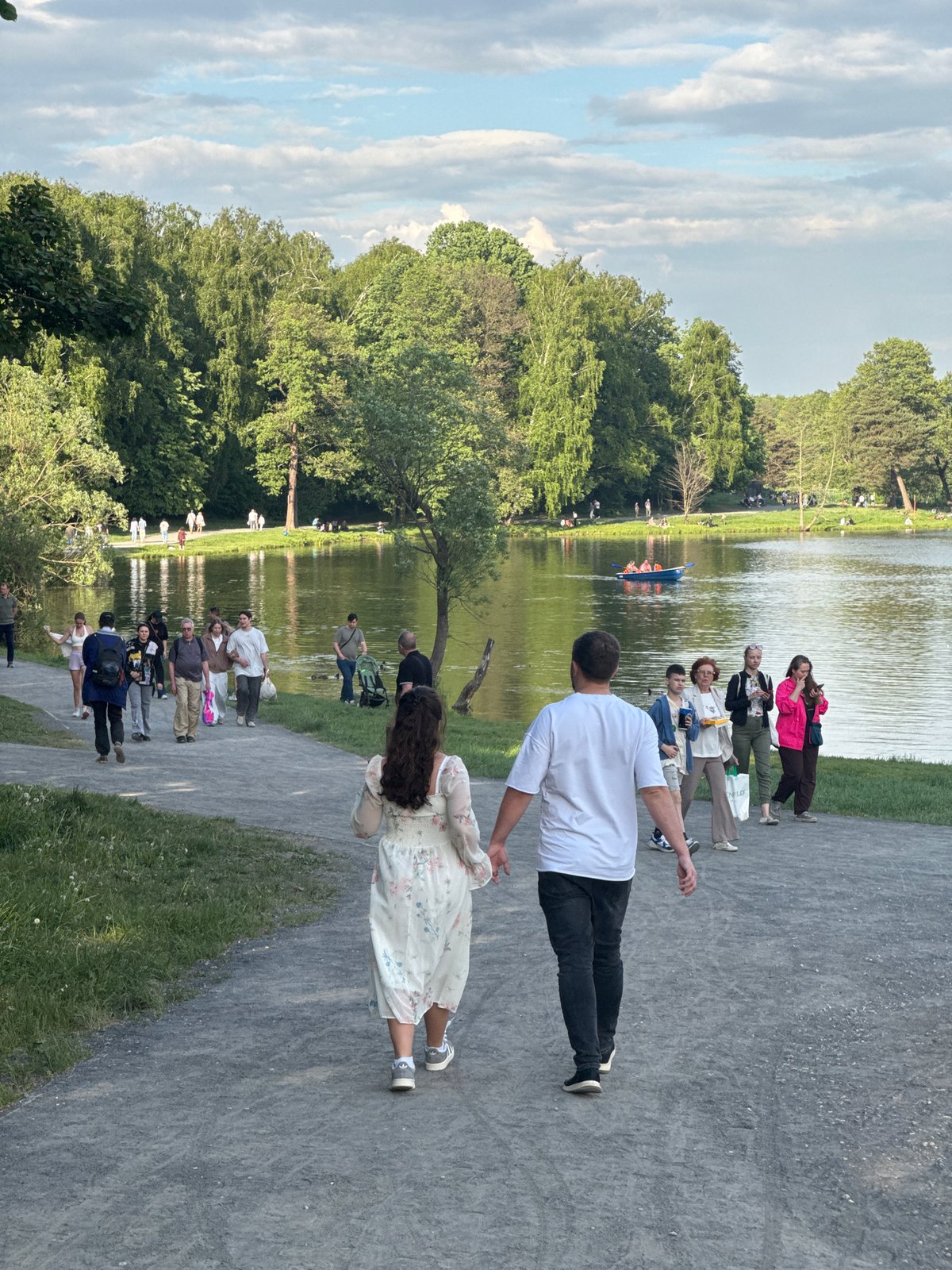 Afternoon park life unfolds around Moscow lake on May 24