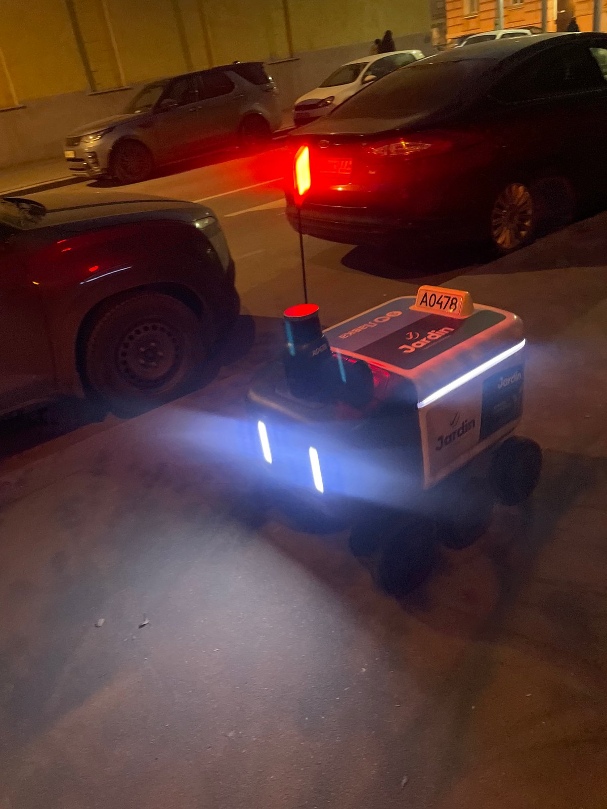 Delivery robot spotted on Moscow street during evening hours