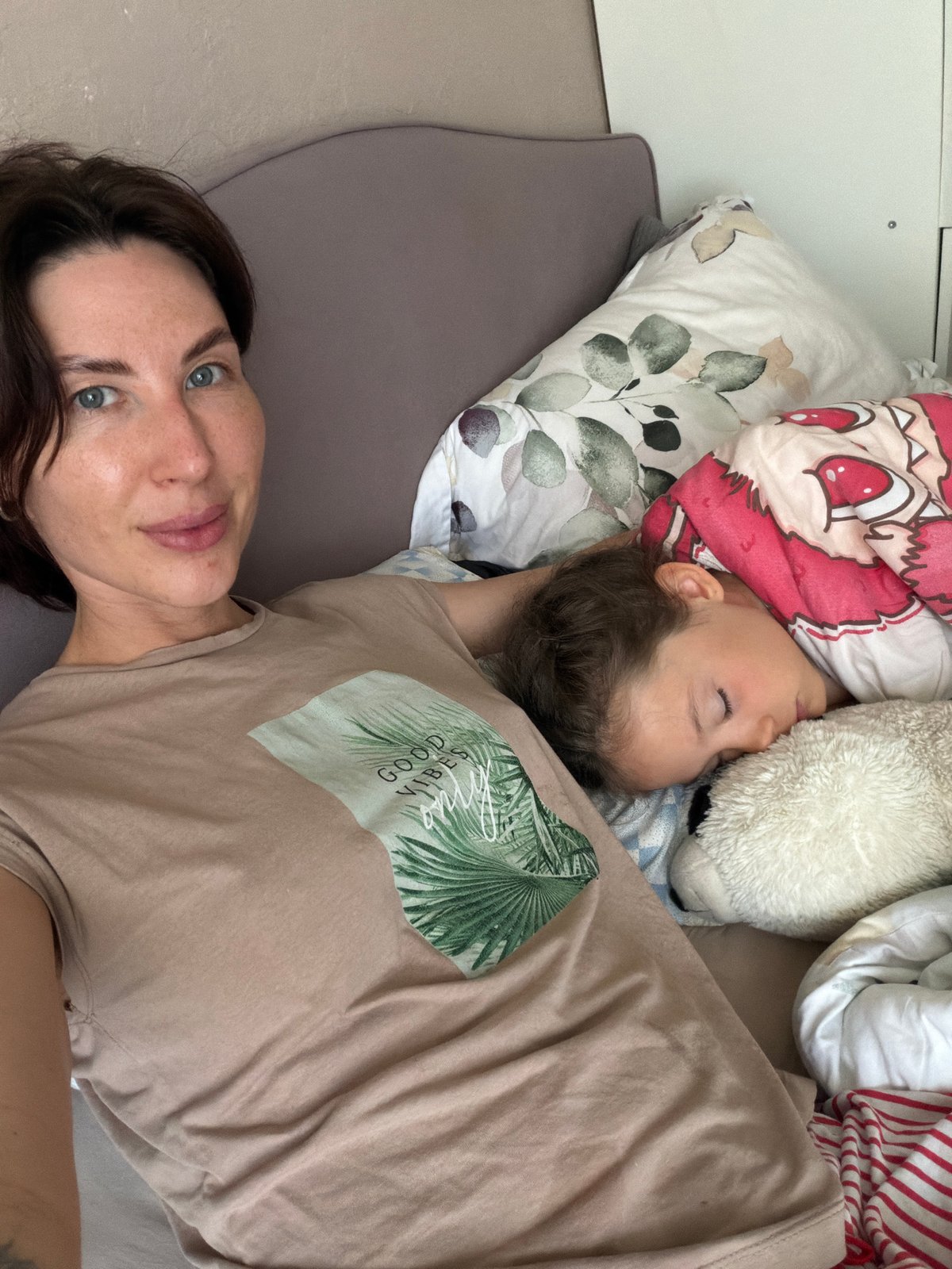 Lazy morning in Perm: cats, decorated breakfast bowls, home comfort
