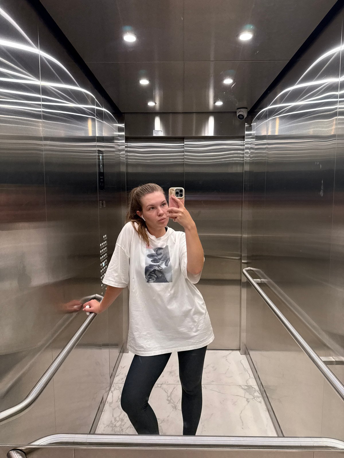 Woman documents afternoon in Belgrade through multiple selfies
