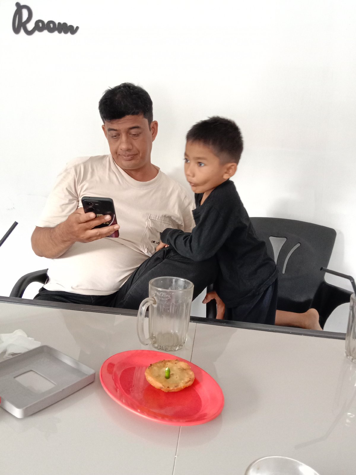 Man and child share late-night meal at Lhokseumawe cafe