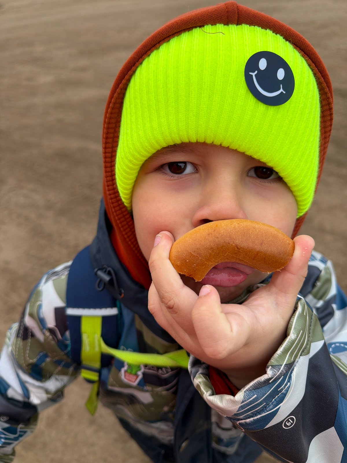 Family with toddler spotted eating snacks in Chaikovsky park