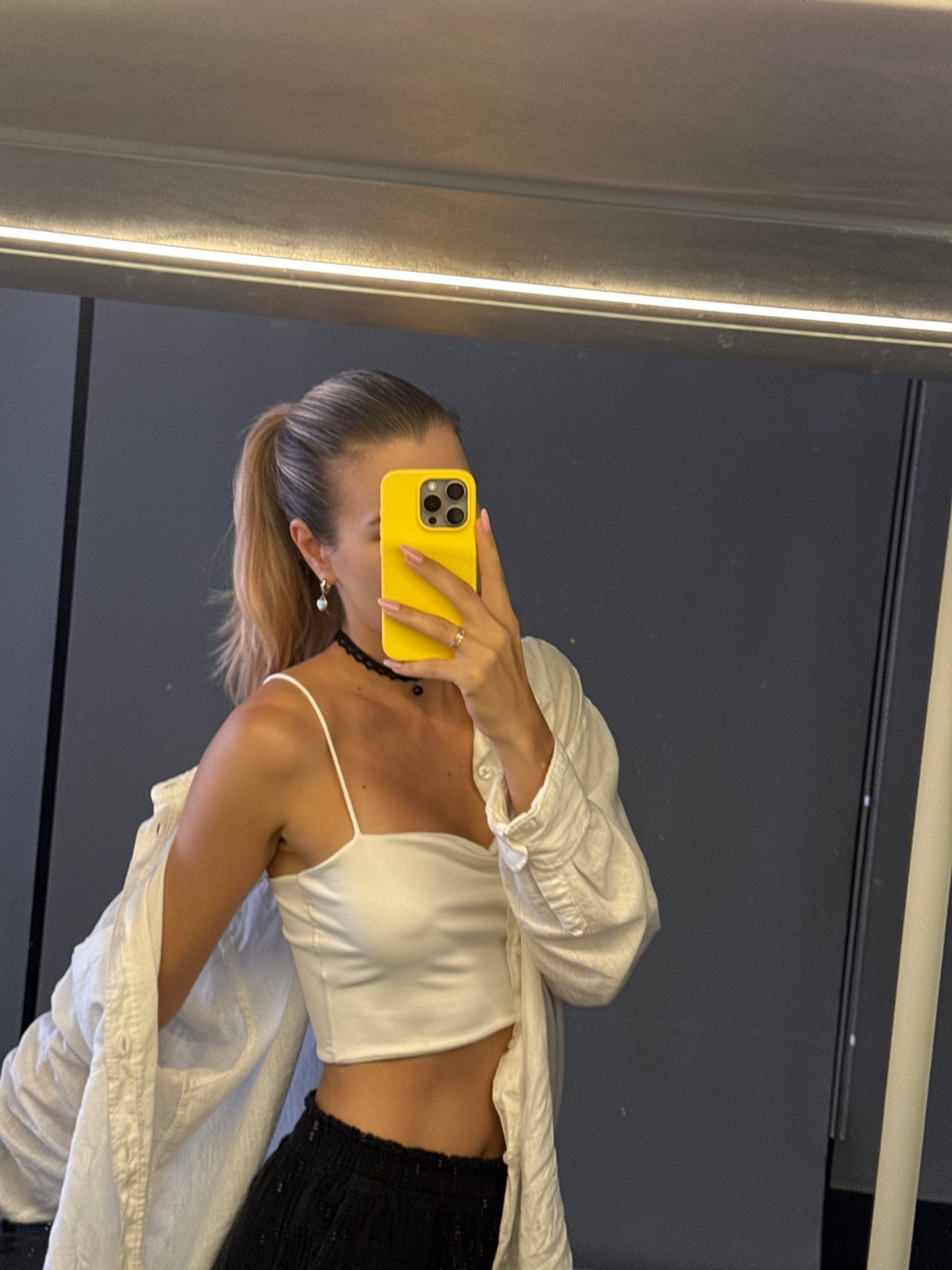 Woman documents mirror selfie, thermometer reading captured same timeframe