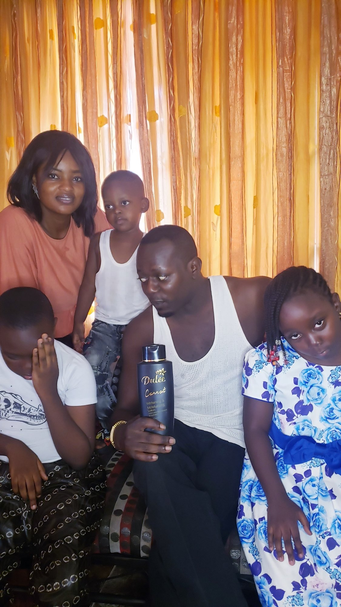 Family photo session captured in Sabon Tasha home