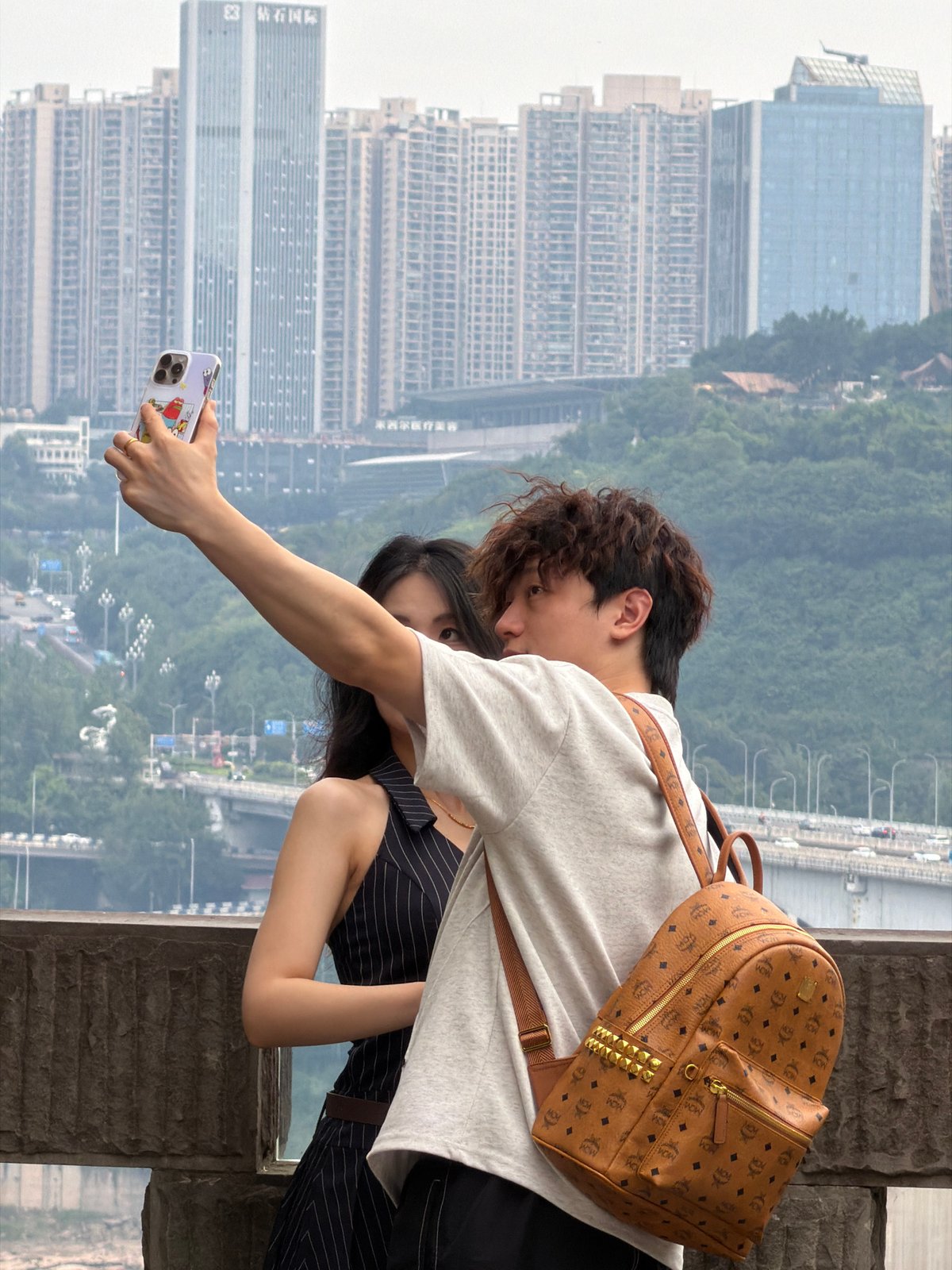 Morning exploration through Yuzhong District's tourist attractions and cafes