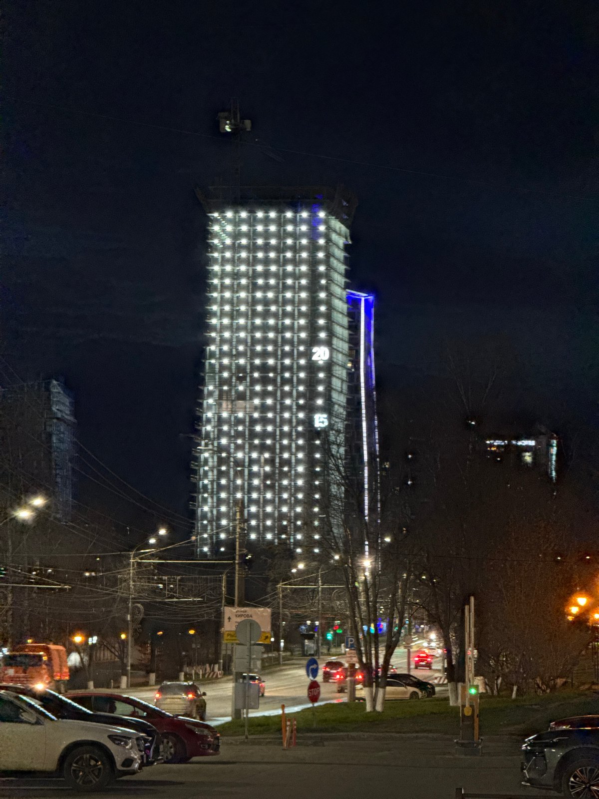 Evening scenes captured in Izhevsk: illuminated buildings, baked goods
