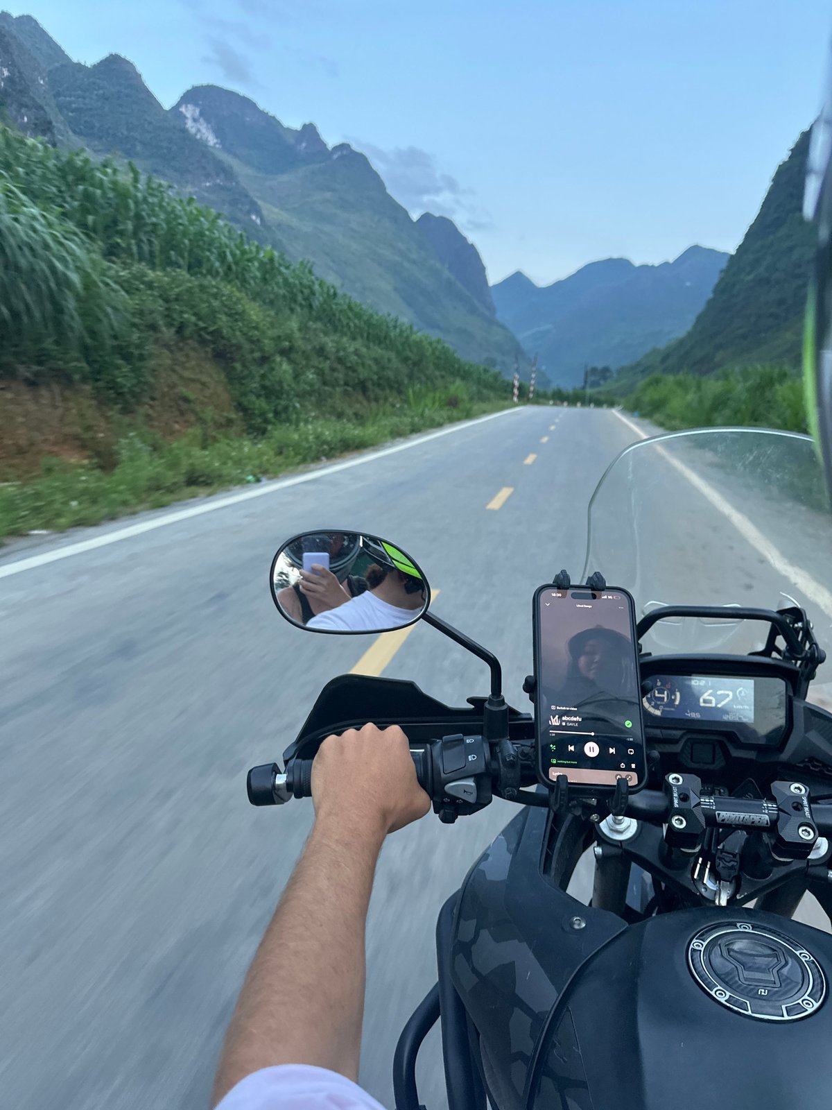 Travelers document scenic mountain road journey in northern Vietnam