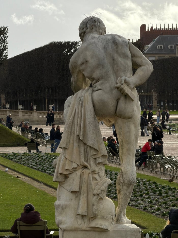 Afternoon stroll documents Luxembourg Gardens landmarks and wildlife