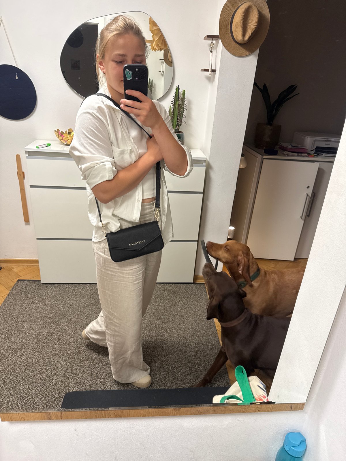 Mirror selfie in a Fürstenfeldbruck hallway, linen outfit.