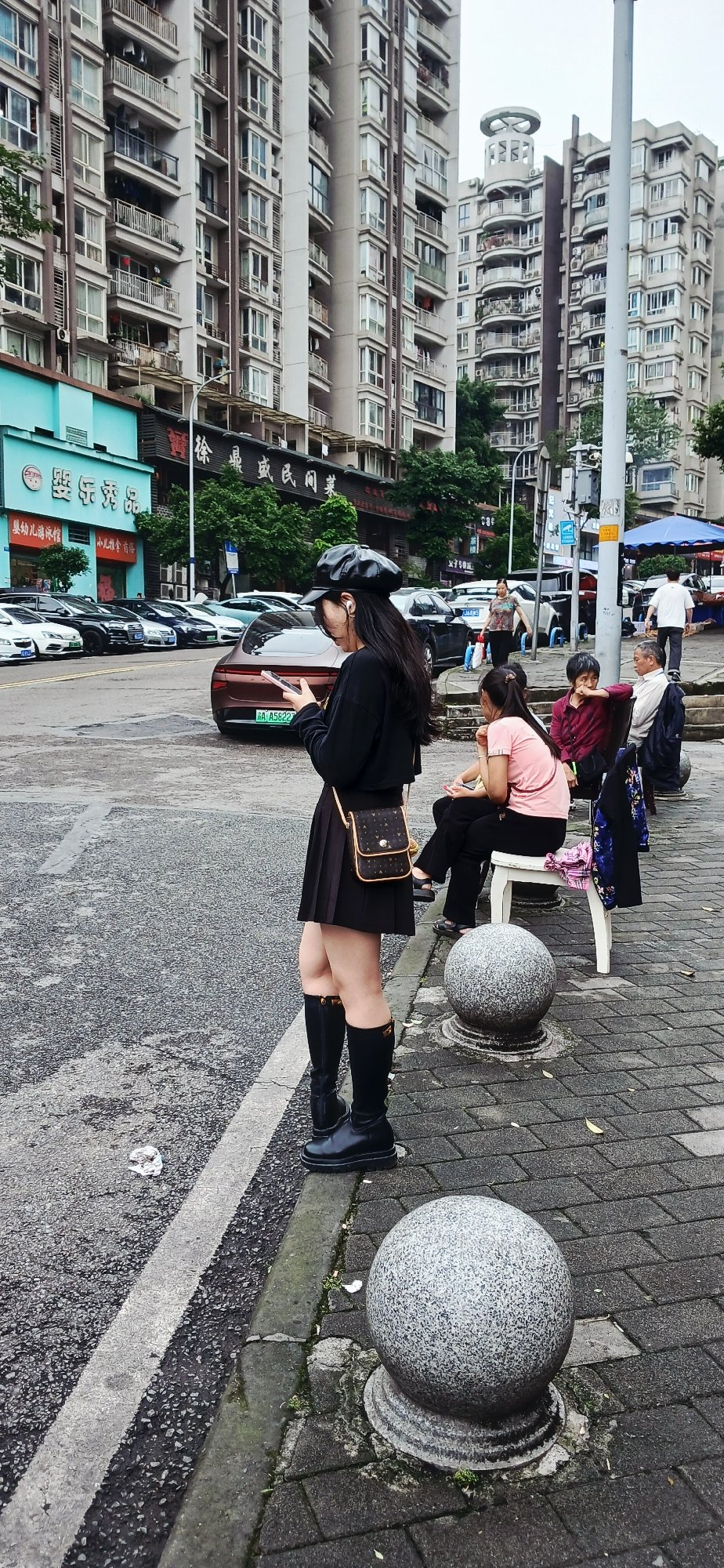 Early morning street life documented across Chongqing districts