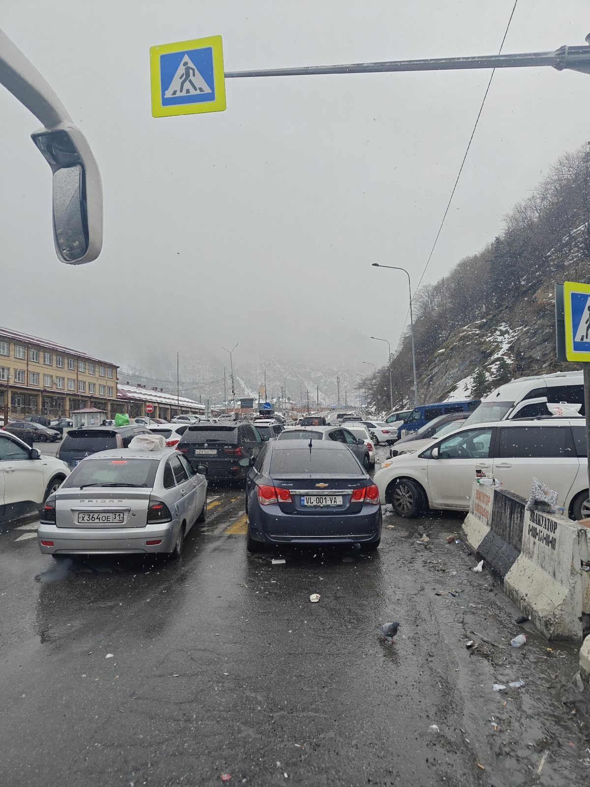 Heavy traffic jams Verkhnii Lars during snowfall