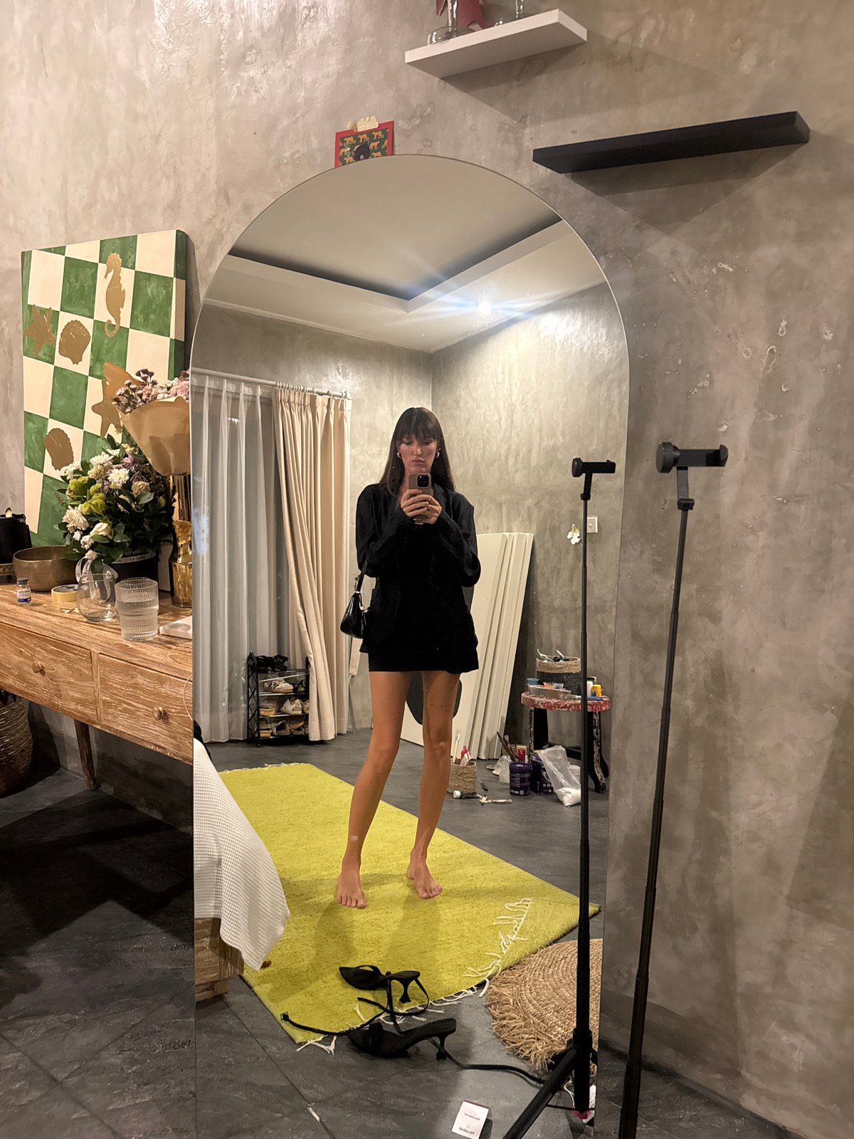 Mirror selfie in a North Kuta apartment, all-black outfit