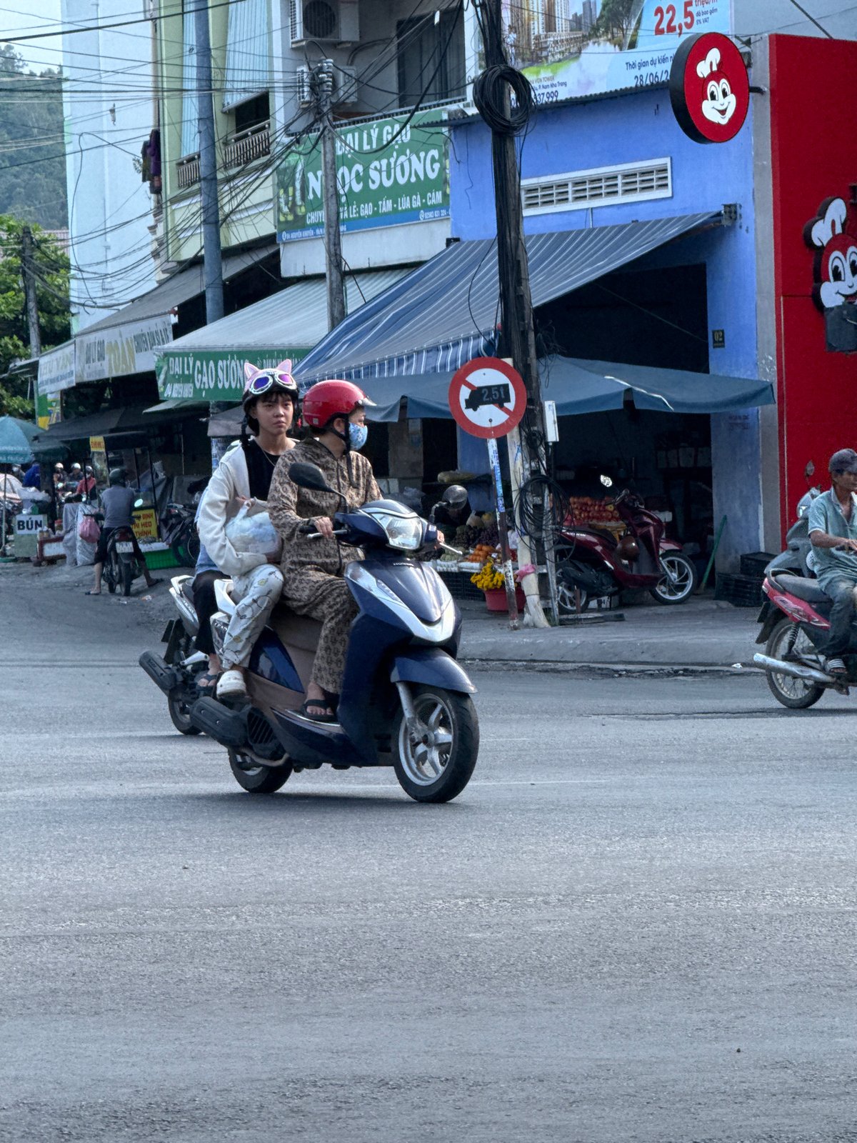 Morning around Nha Trang: streets, gardens, and everyday life