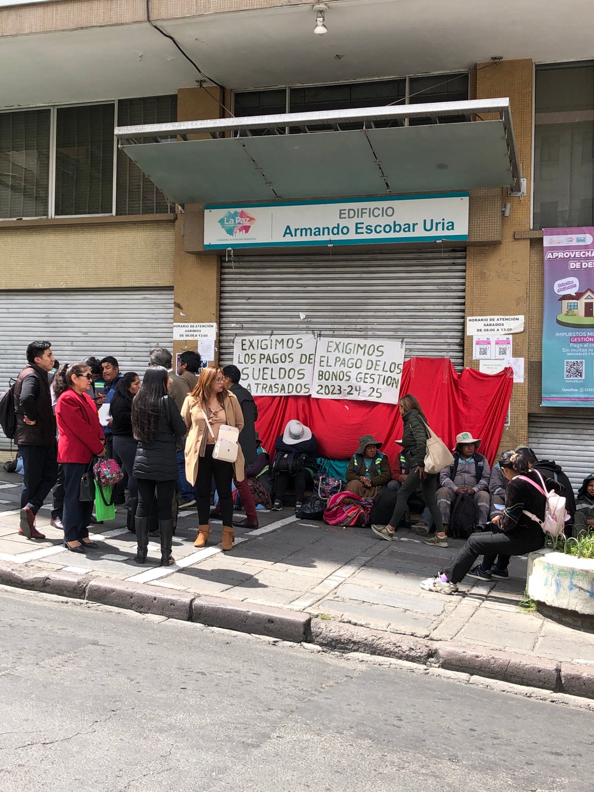 Workers protest for unpaid wages at La Paz municipal building