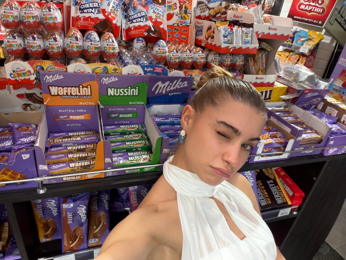 Evening street life and convenience store visits in Moscow