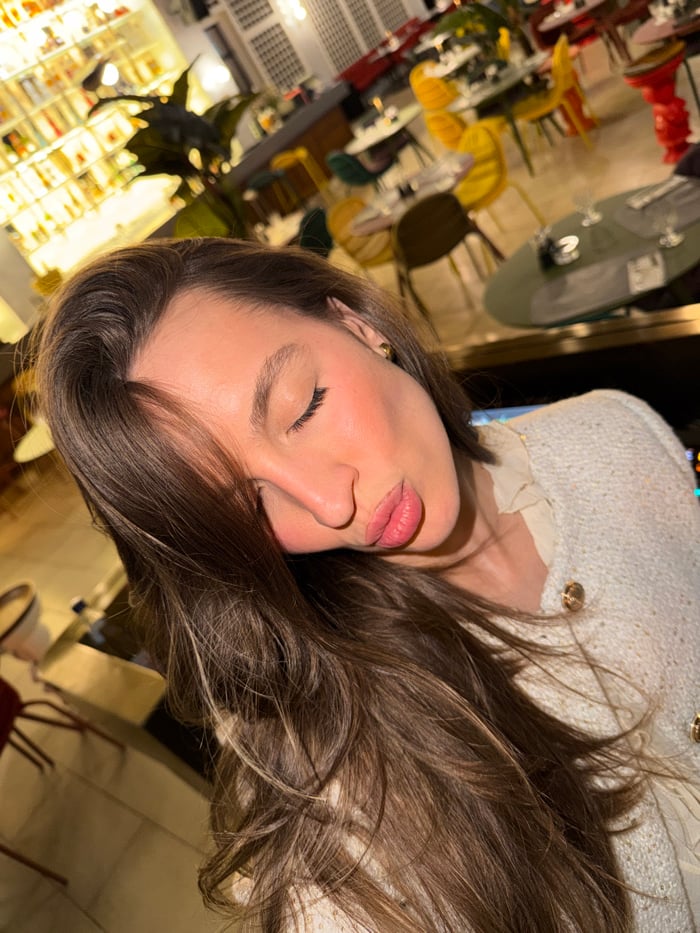 Woman documents night out in Budva through selfies