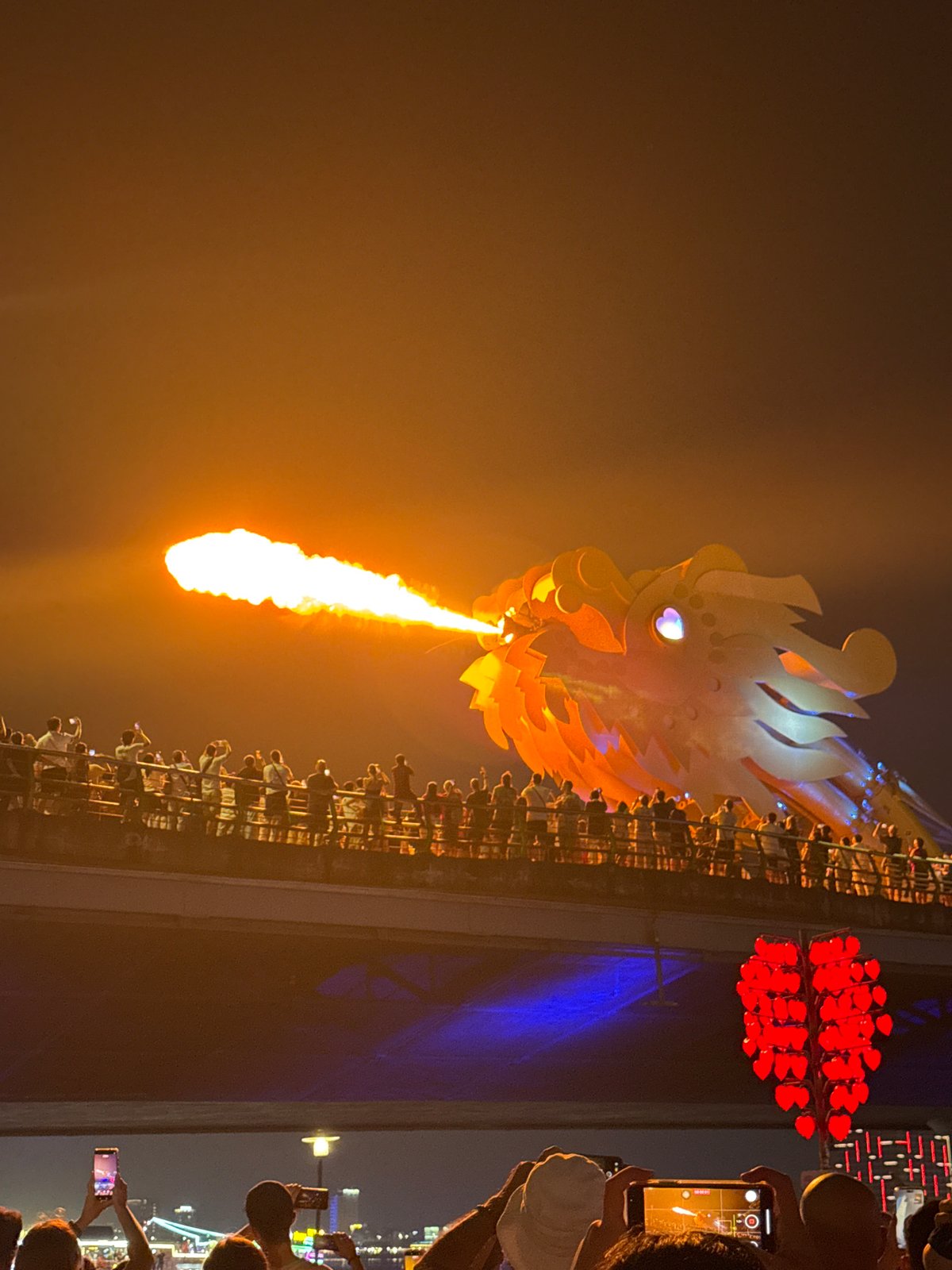 Dragon Bridge performs fire show for crowds in Đà Nẵng
