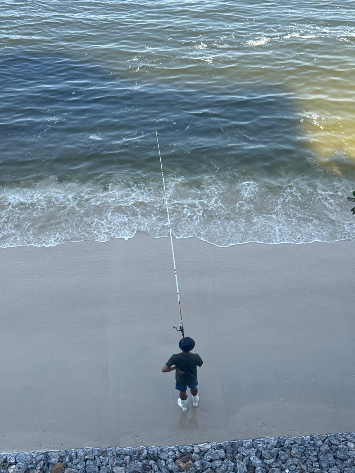 Lazy afternoon fishing scene at Jurujuba beach, Niterói