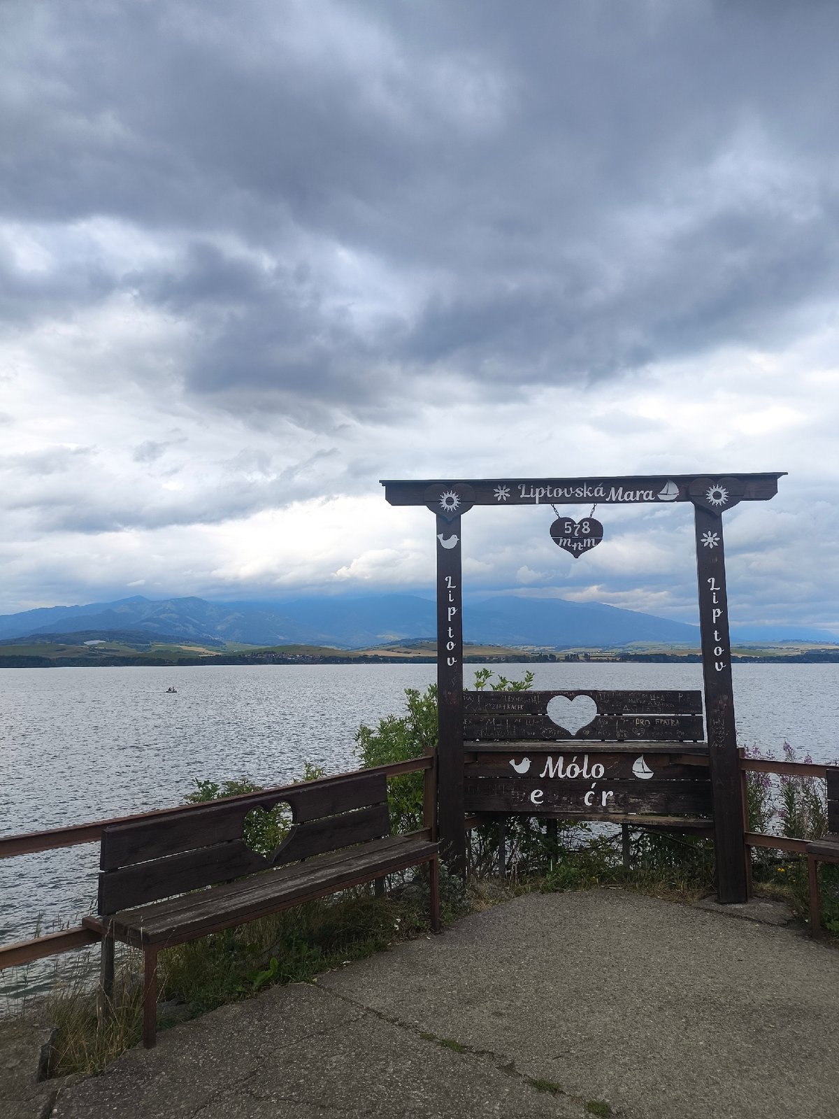 Lakeside stop at Liptovská Mara, Galovany on a grey afternoon