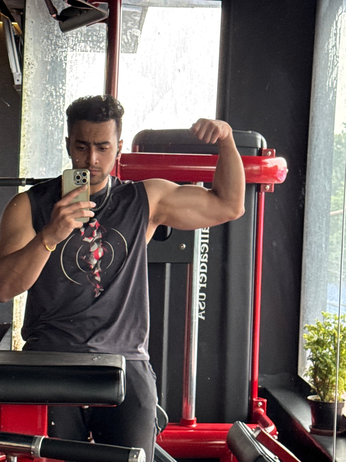 Gym session in Kolkata: selfies, flexing, and floor rest