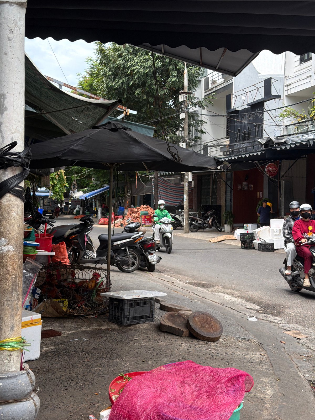 Morning market scenes documented in Đà Nẵng, Vietnam