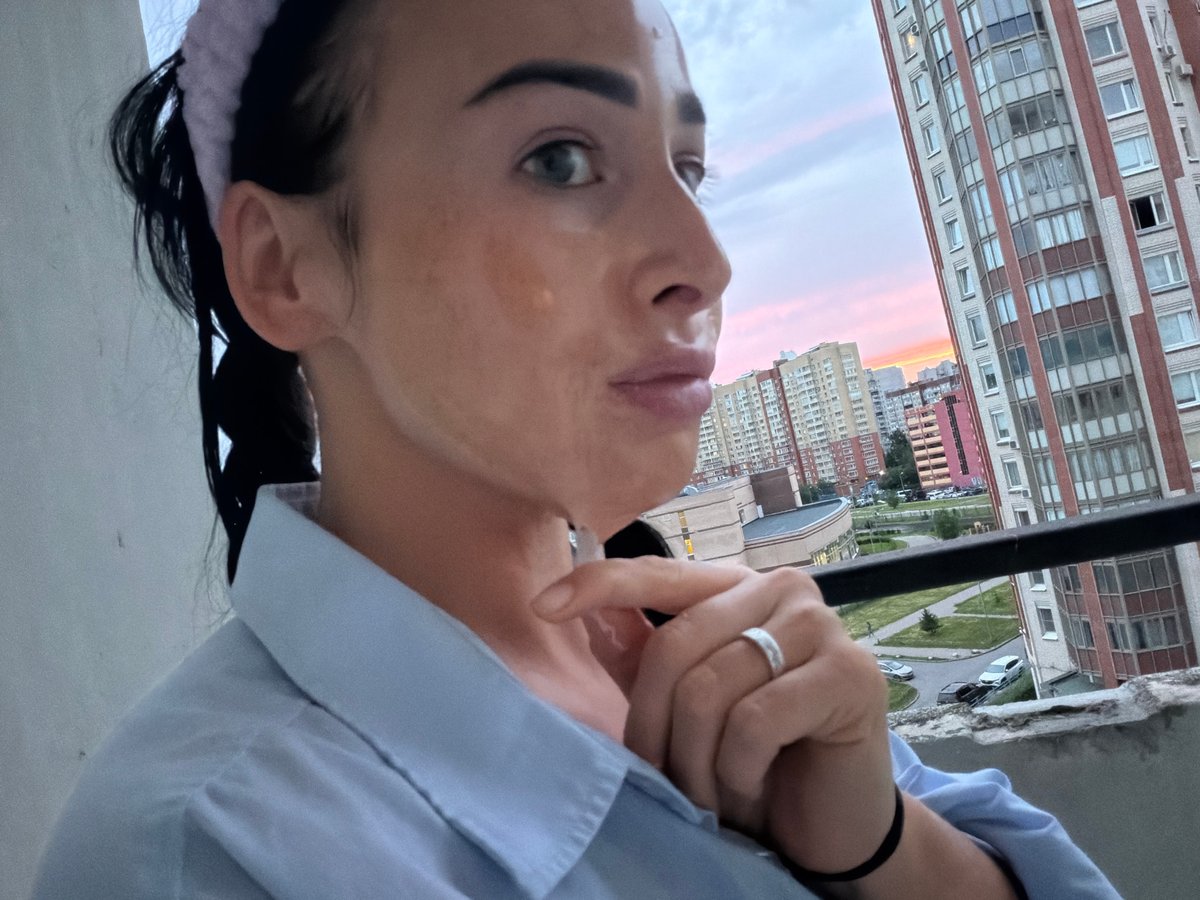 Balcony selfies and sunset views over Sinyavino rooftops