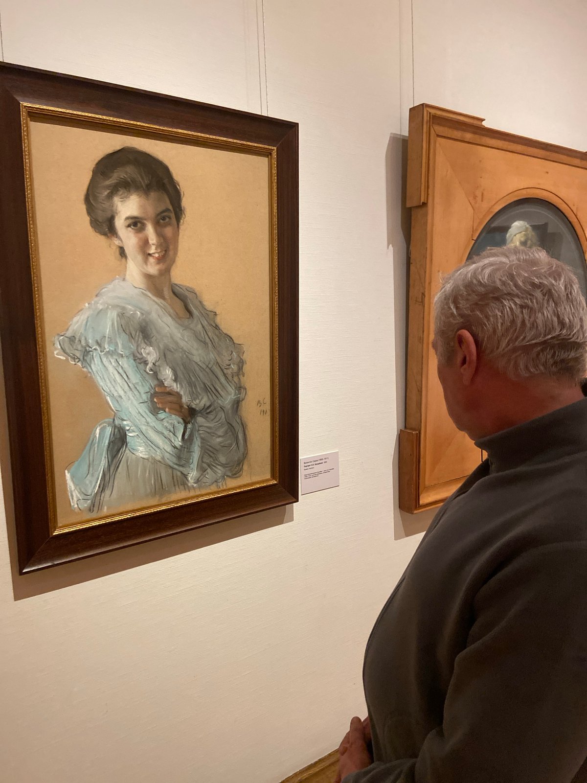 Visitor documents art viewing experience at Moscow's Tretyakov Gallery