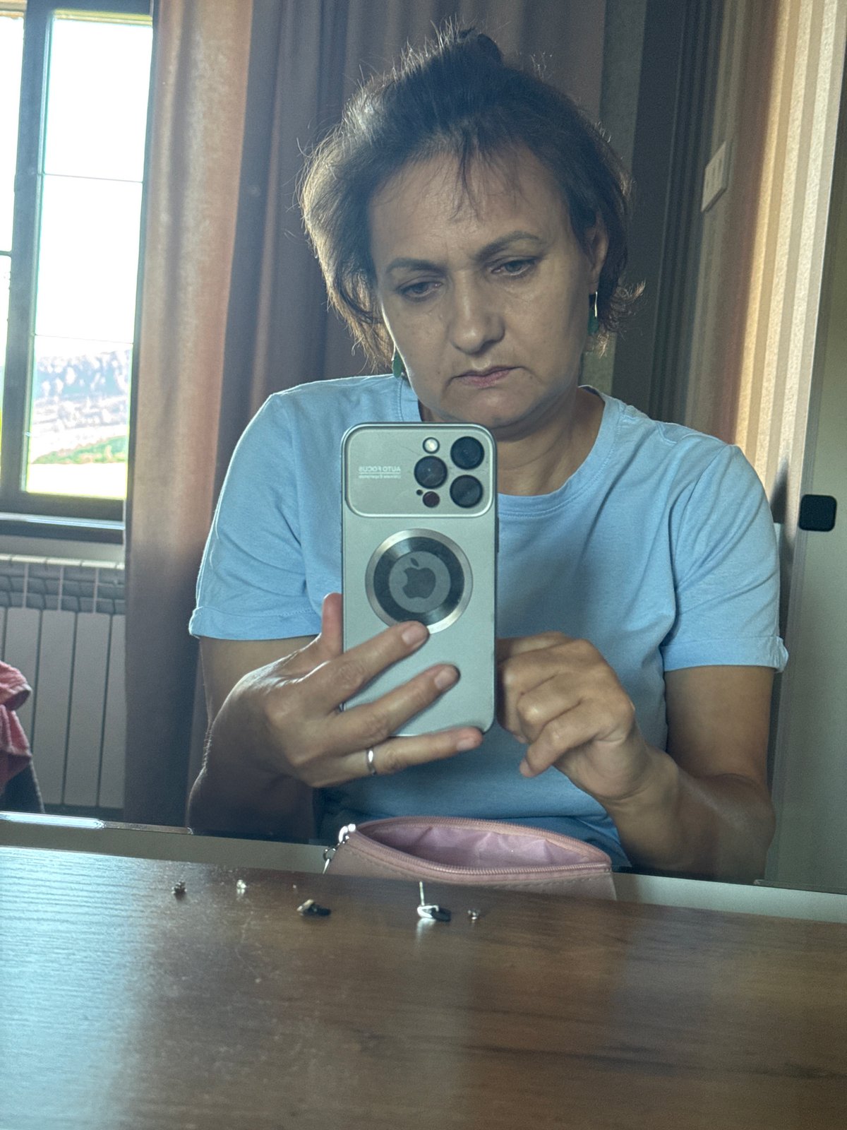 Mirror selfie in a dim room, Солонешное