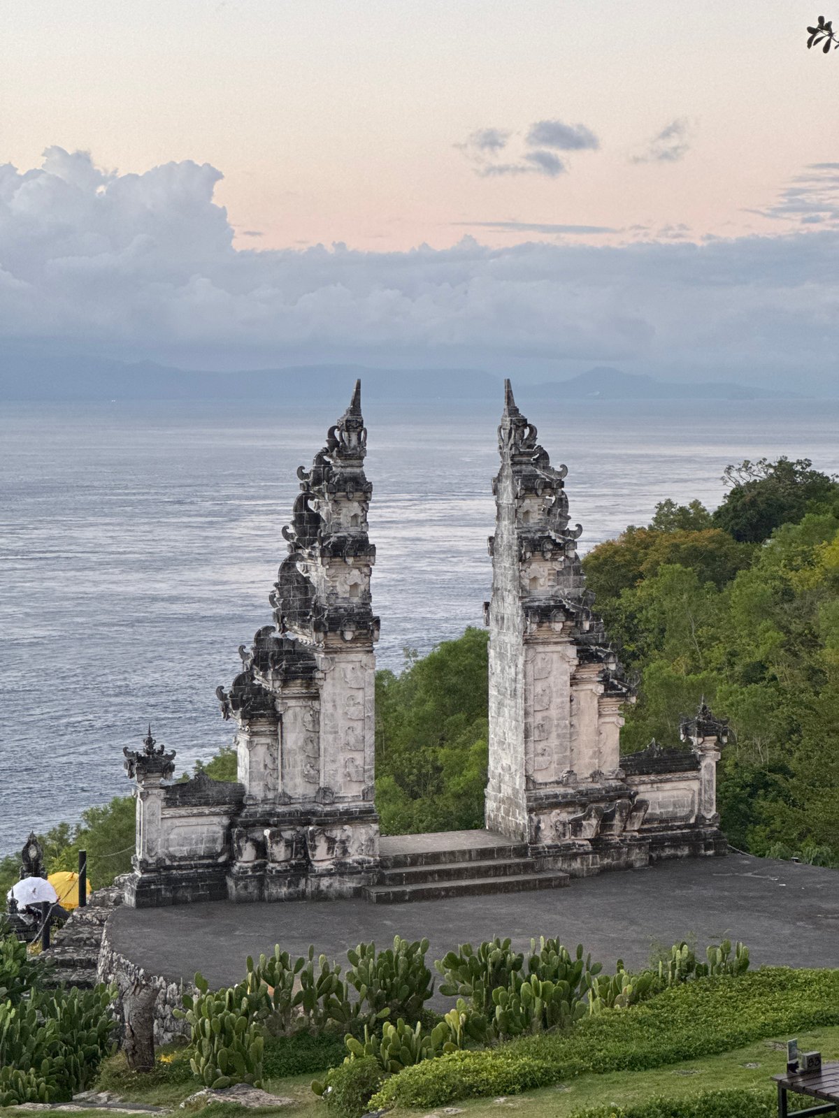 Infinity pool vibes and temple gates on Nusa Penida