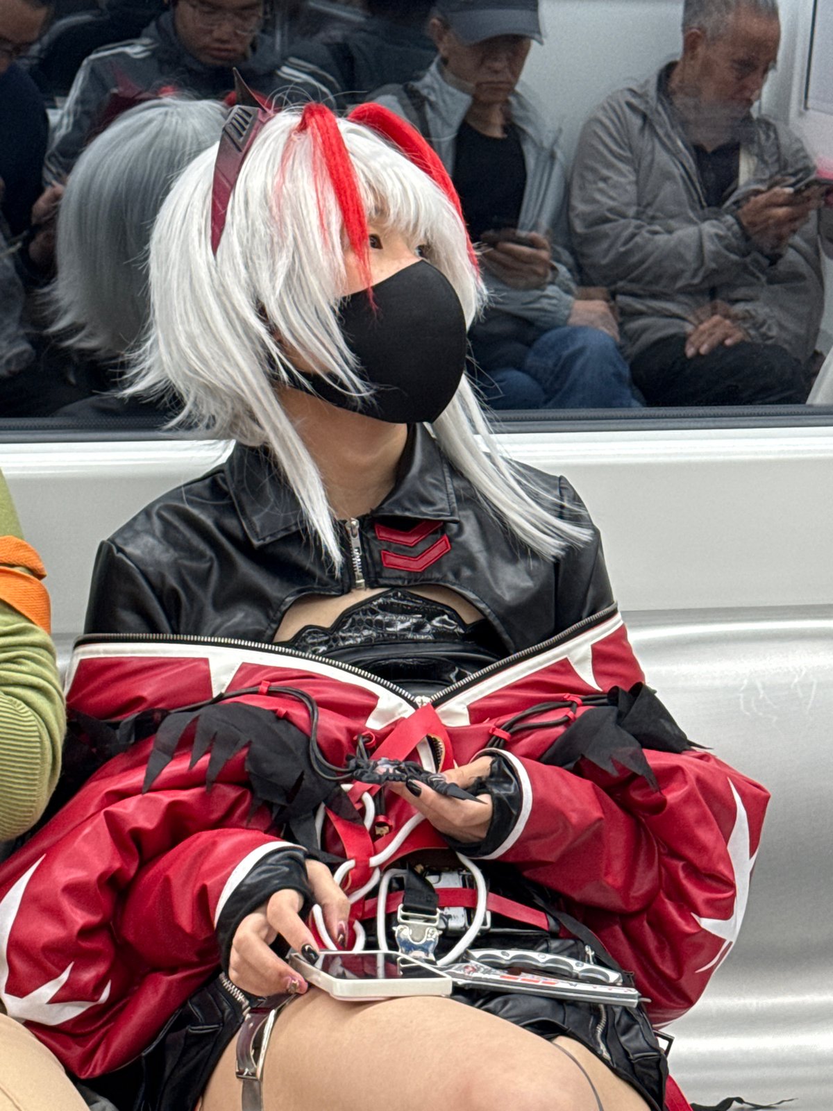 Cosplayer in black-red outfit spotted in Liangjiang, China