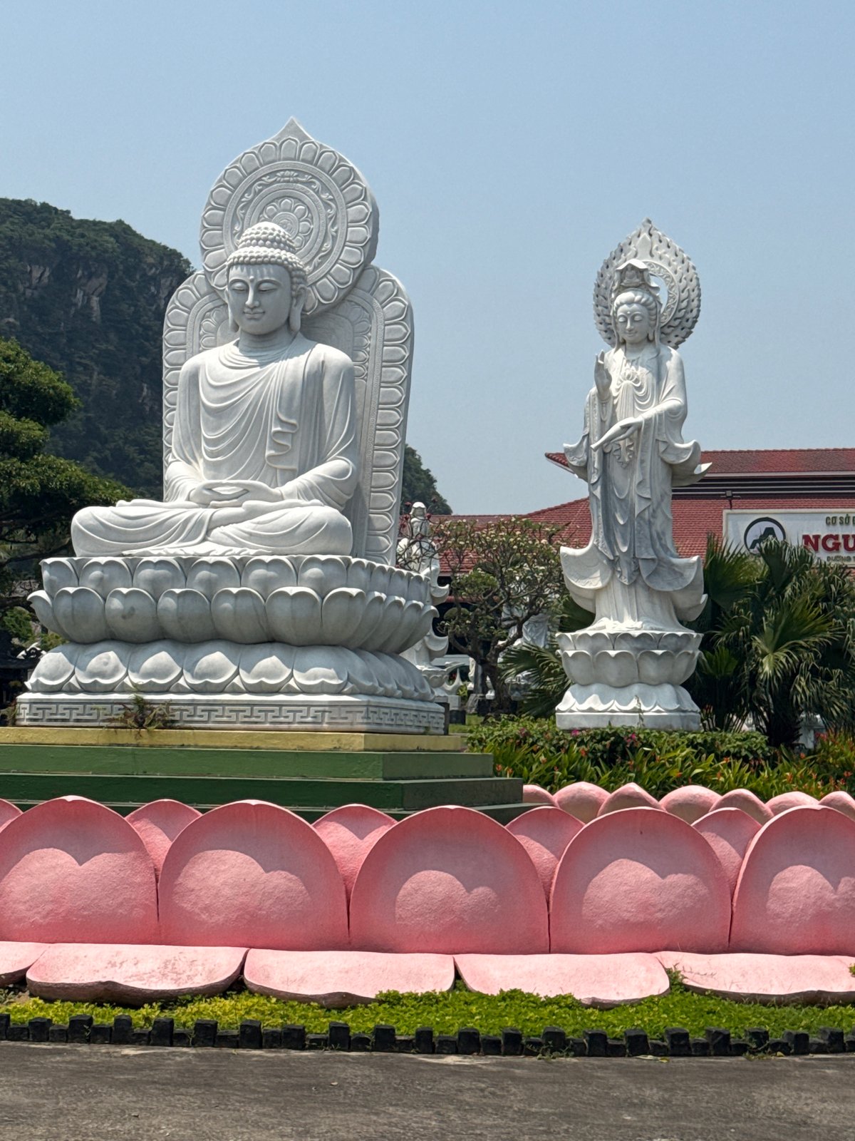 Buddhist marble statues documented at Đà Nẵng temple complex