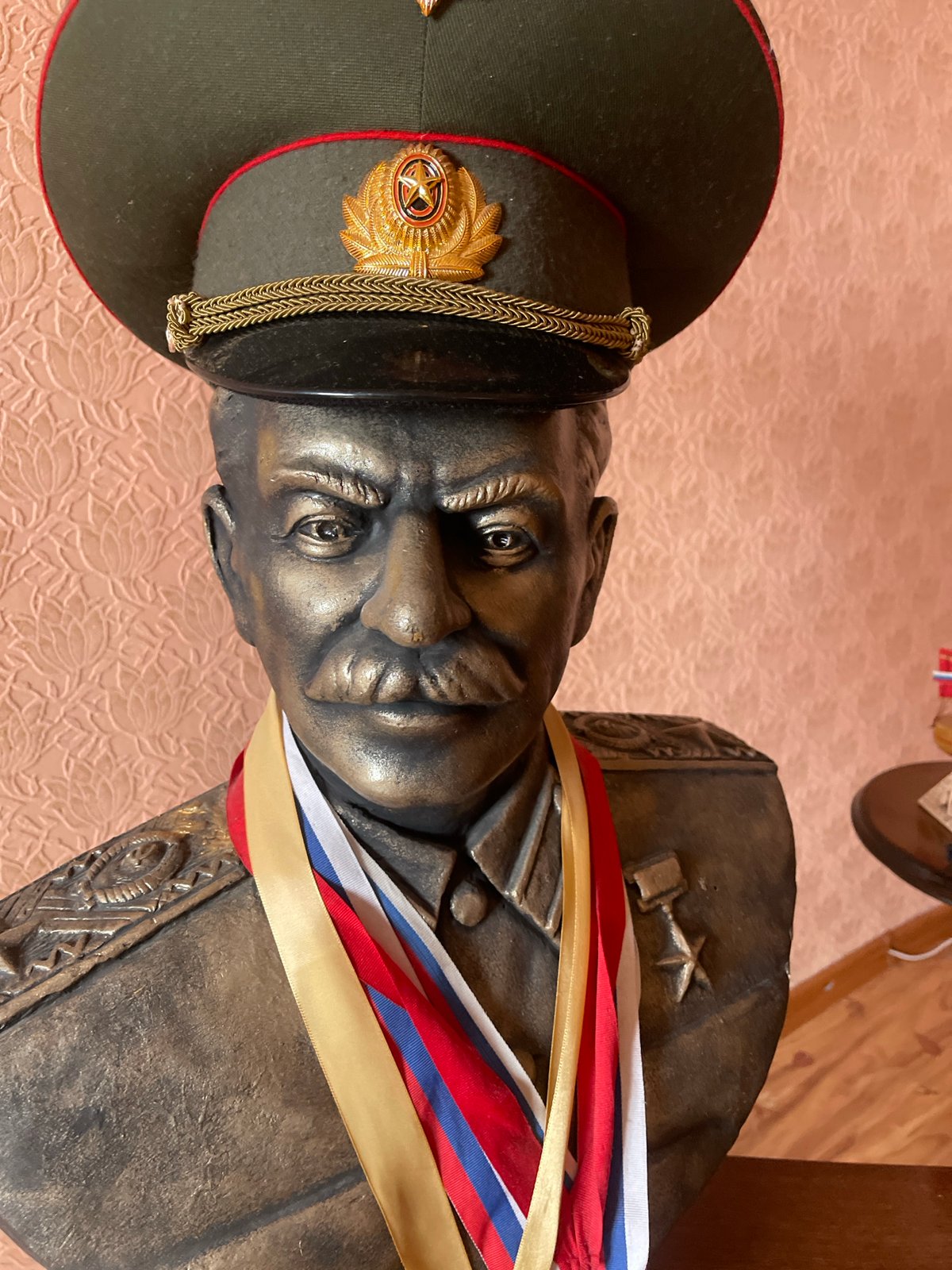 Indoor snapshots from Neryungri: a bust, a lamp, a selfie