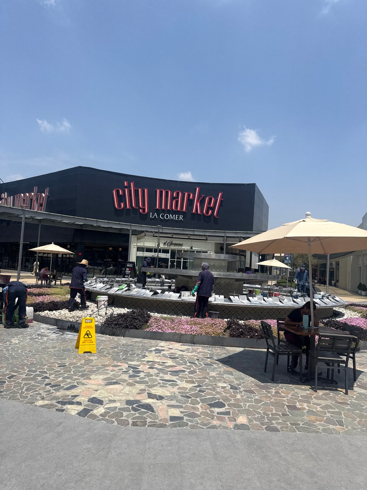 Routine commercial area scenes documented at Puebla market