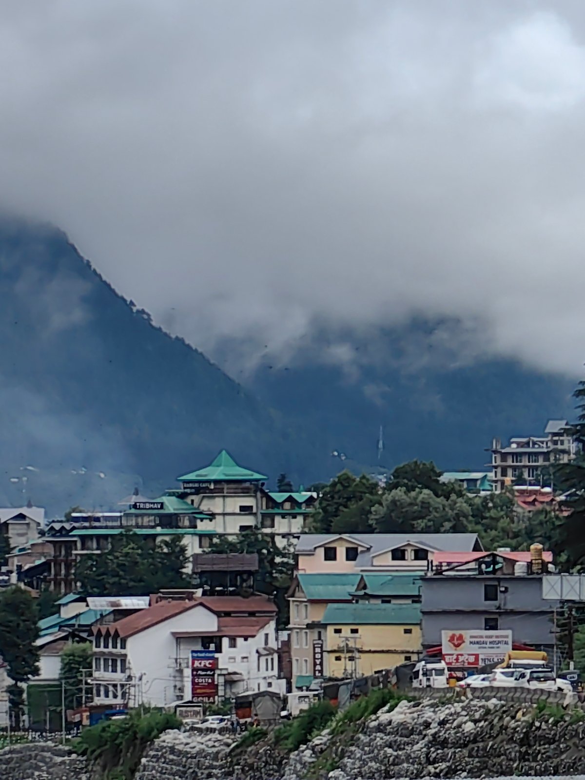 Rainy-season morning scenes along a Himachal hill town stretch