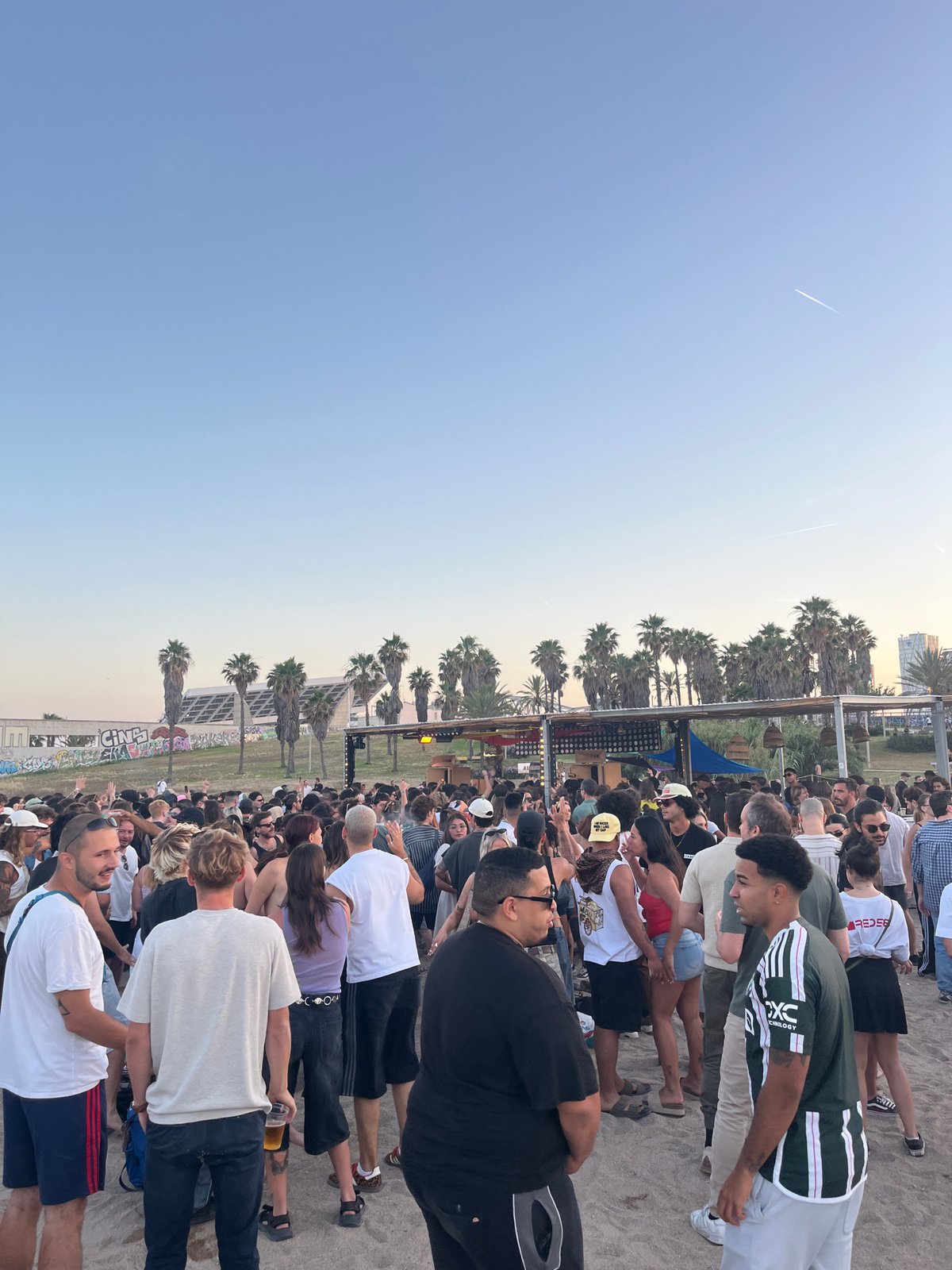 Sunset beach festival draws crowds in Sant Adrià de Besòs