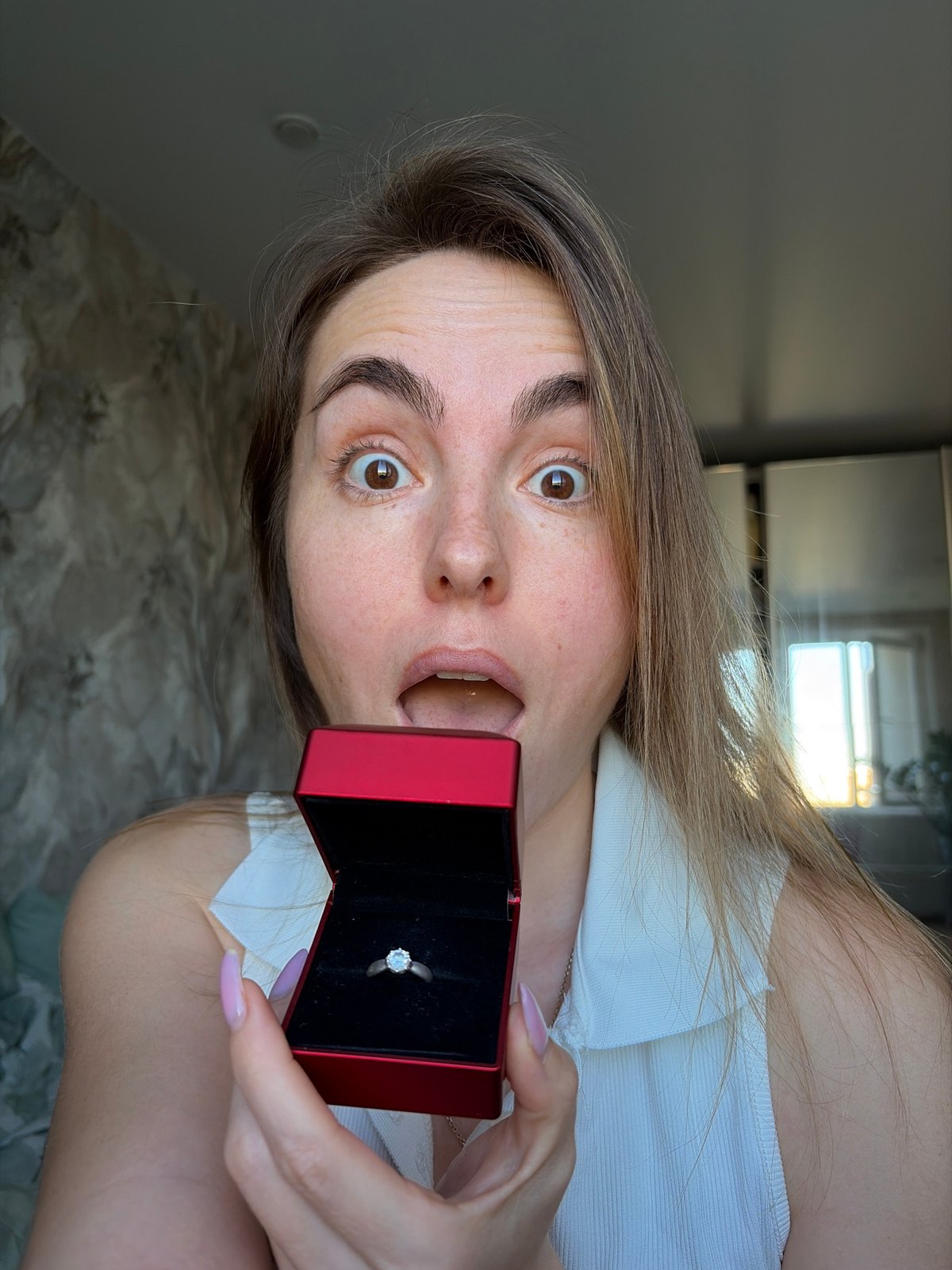 Woman receives engagement ring in Izhevsk courtyard