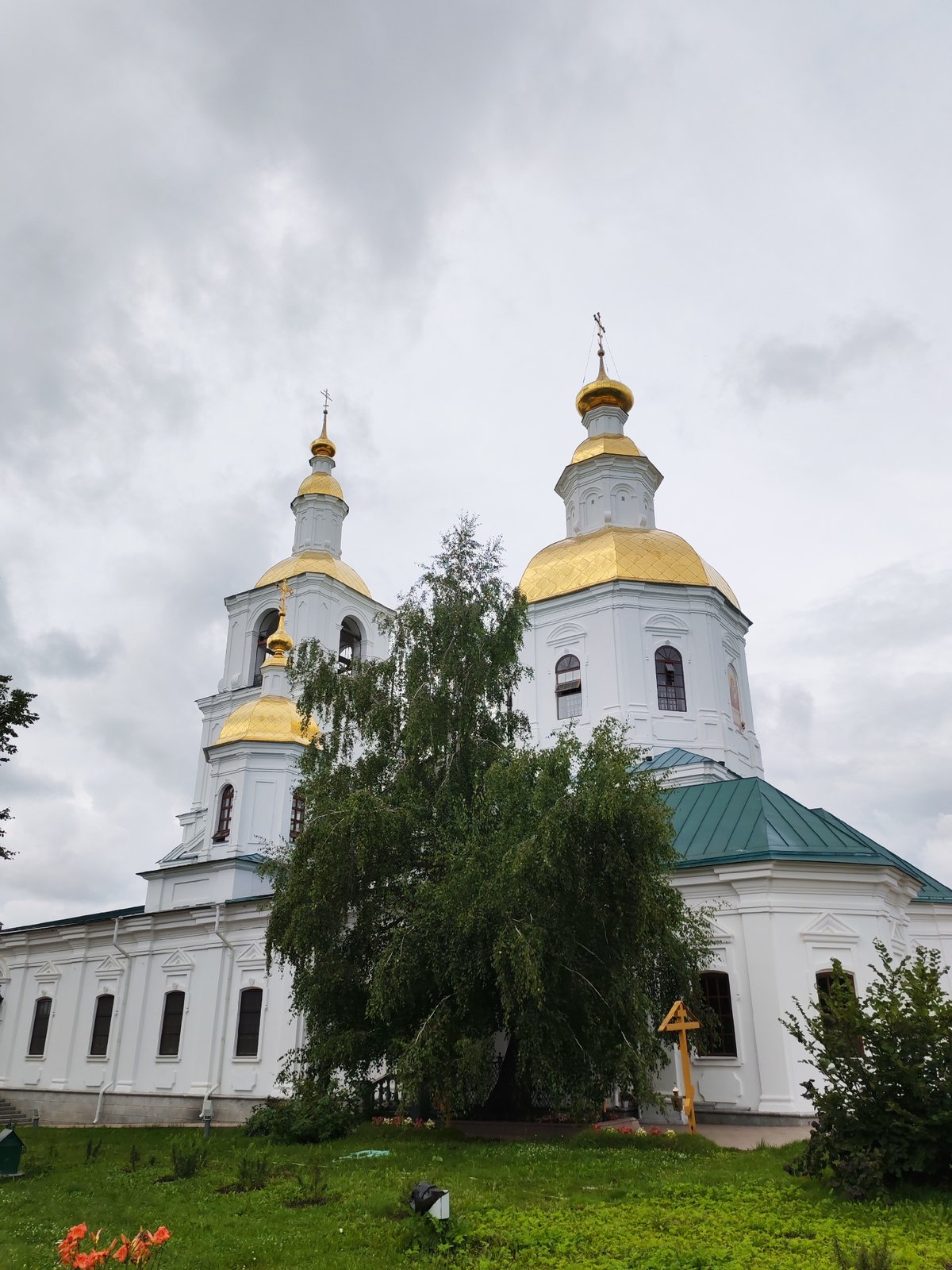 Touring the cathedrals and bell towers of Seraphim-Diveyevo Monastery