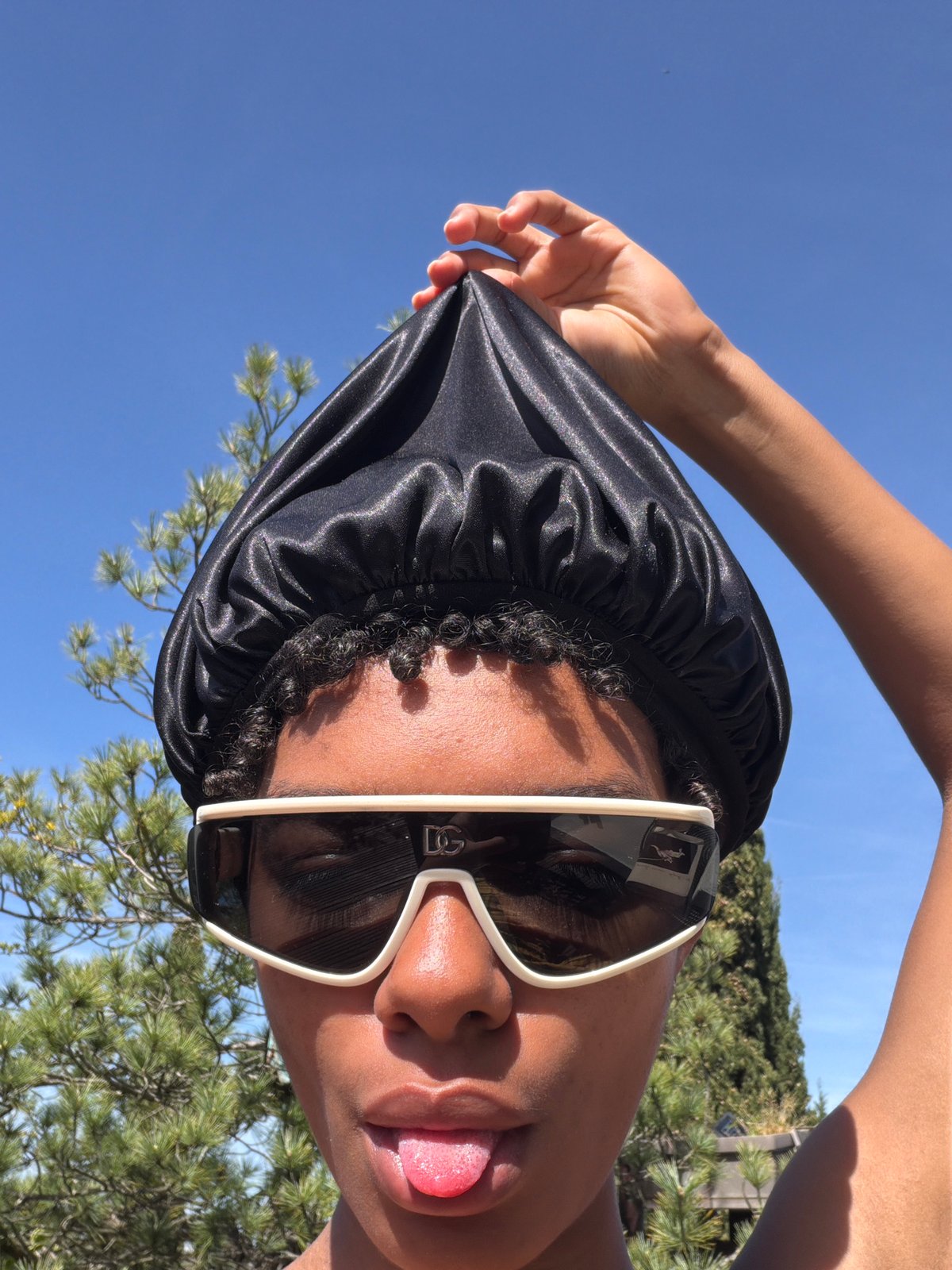 Woman in hair bonnet spotted outdoors in Champs-sur-Marne