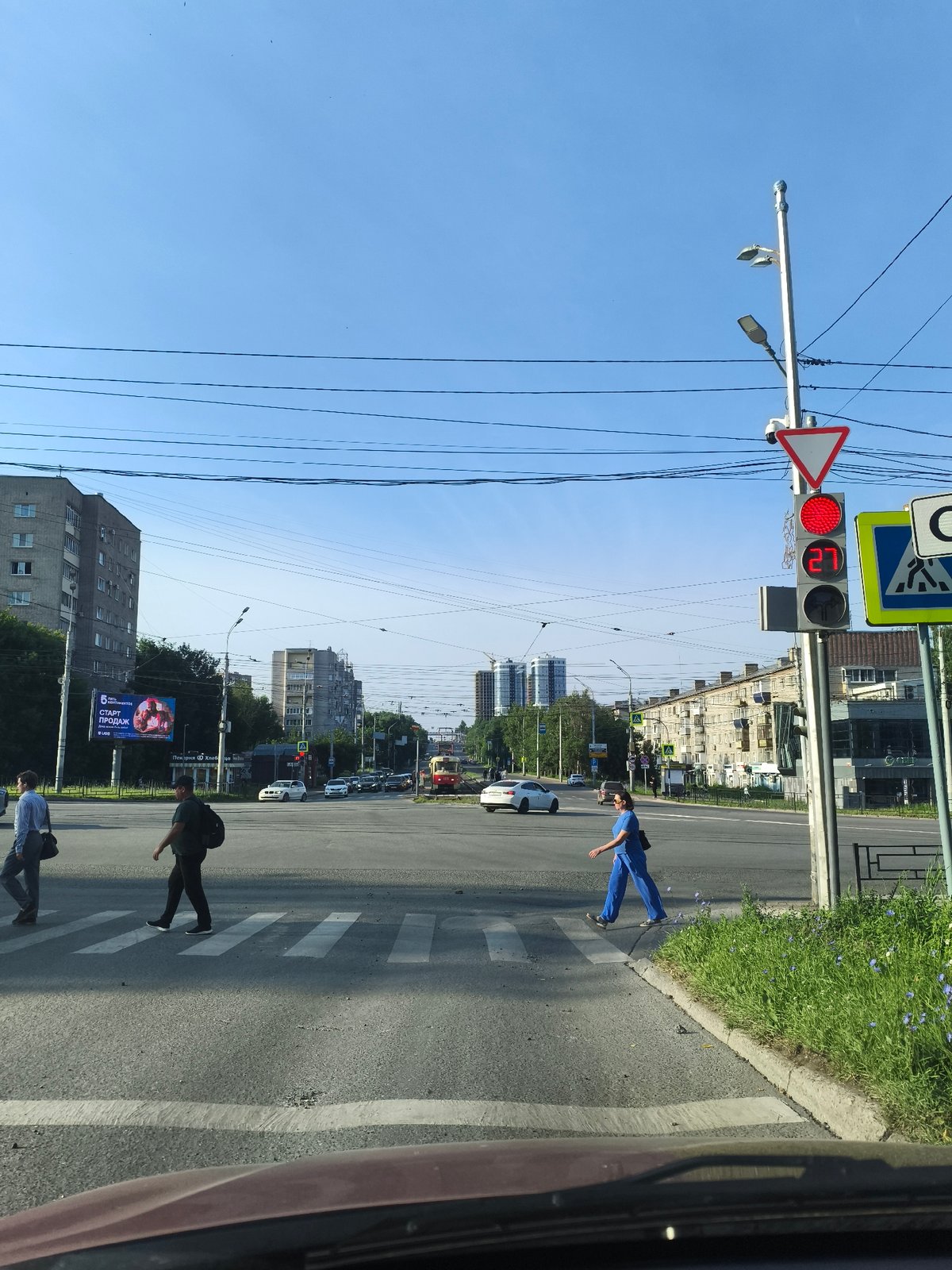 Sunny afternoon drive through a busy Izhevsk intersection