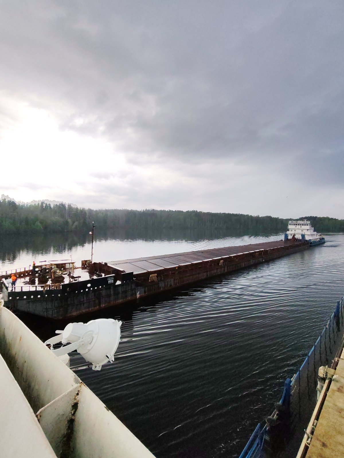 Tugboat OT-2425 transports cargo barge through Ozerki waters