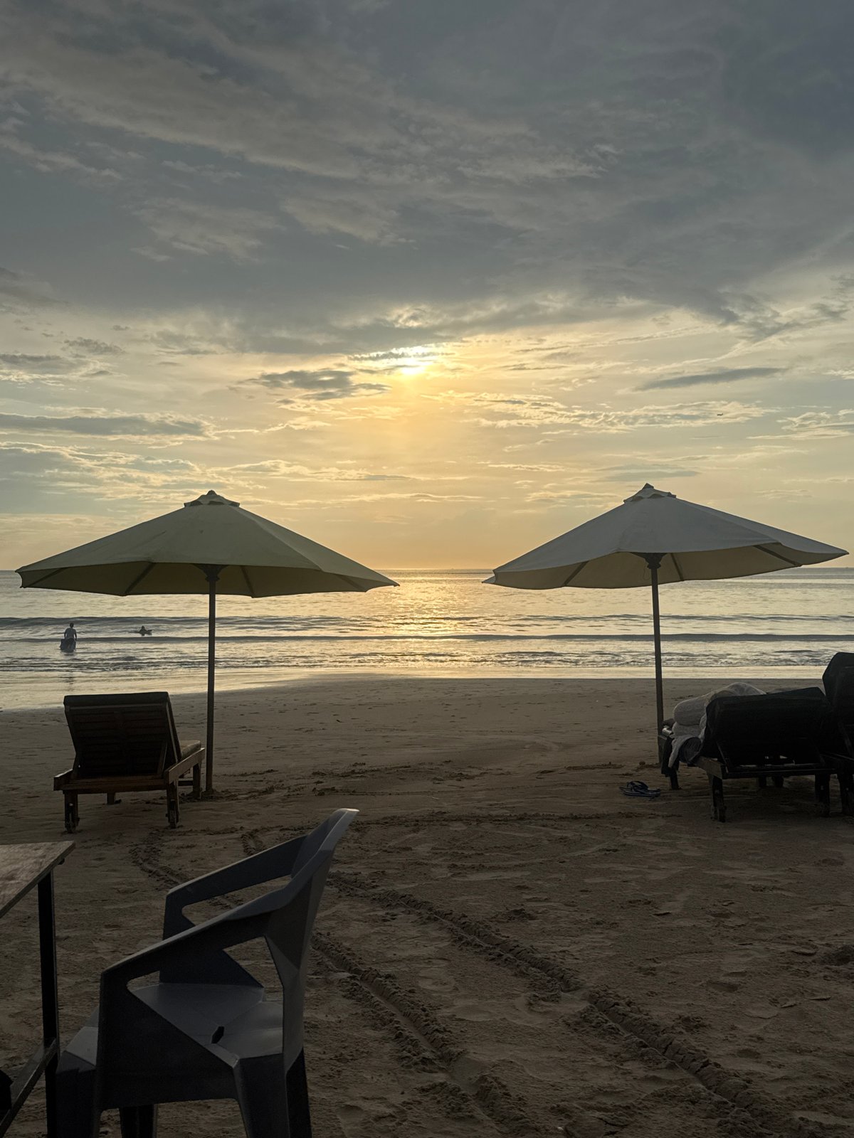 Golden sunrise captured at Kuta Selatan beach, Indonesia