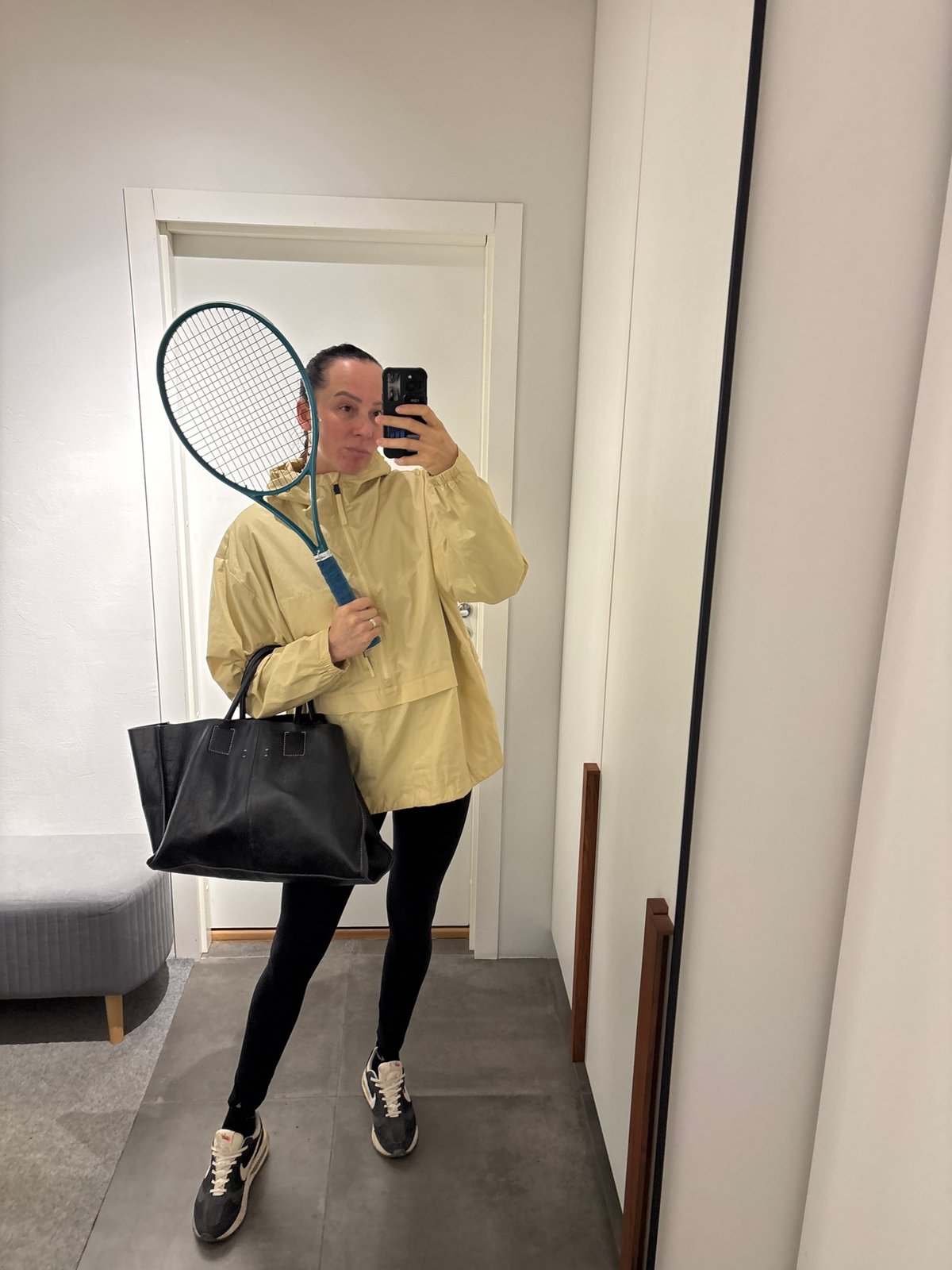 Tennis player takes mirror selfies in Chaikovsky dressing room