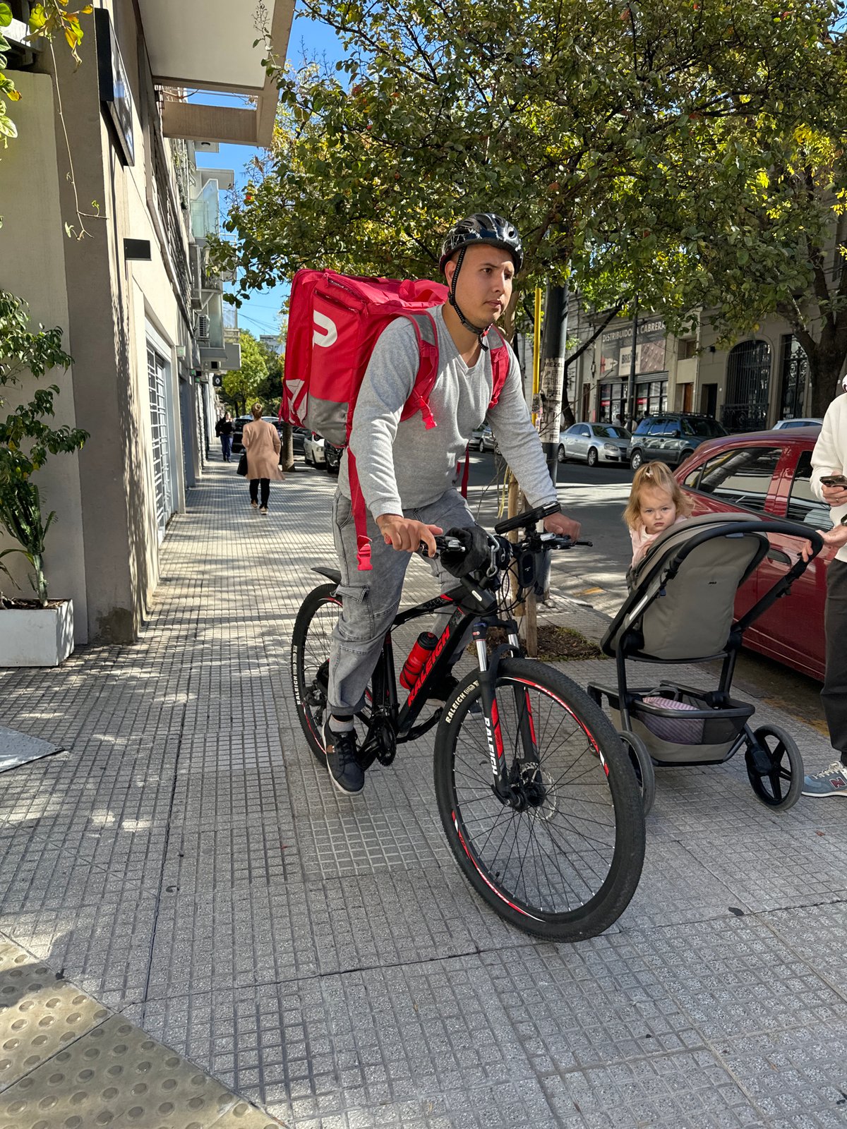 Sunny afternoon street life documented across Buenos Aires