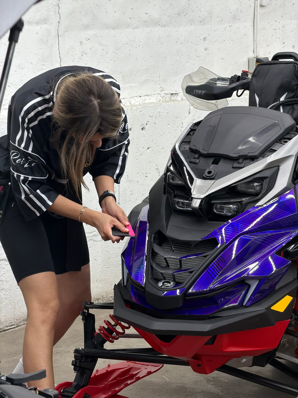 Vehicle customization work observed at Krasnoyarsk garage facility