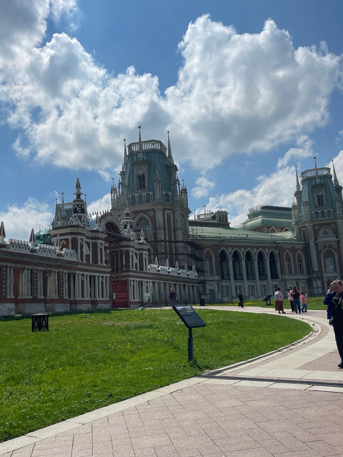 Visitors document ordinary day at Moscow's Tsaritsyno Park