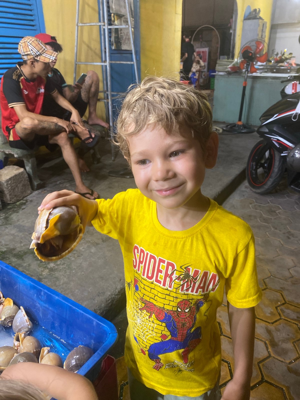 Seafood market browsing and street dining in Phu Thuy Ward